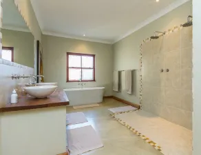 Magnificent luxury home, ideal for work or leisure. ALL Amenities Included. - Image 2