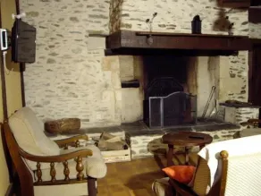 Charming Riverside Cottage with Fishing & Wifi, Near Historic Sites - Image 2