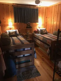 Quaint two bedroom cabin just a few steps away from and on Mountain Rest Lake. - Image 5