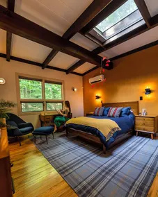 Cozy Mid-Century Retreat with Spa Hot Tub - Image 5