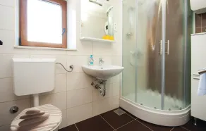 Acomodações de 3 quarto em Lozovac - Image 2