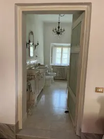 Blandt fyrretræer og olivenlunde - rummelig lejlighed i Lucca land Villa - Image 2