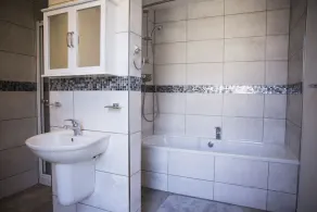 The Pink Door Seaside Holiday Home - Image 3