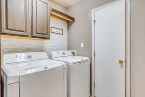 Family Retreat Close to Shopping and Town Fun! King Master Suite & Pack N Play - Image 2