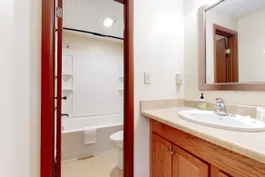Charming and causal motel in a great location with shared resort amenities - Image 4