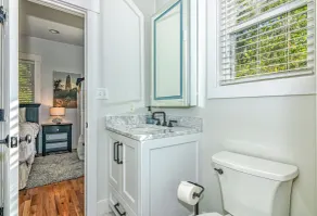 Live oak views from this 3 bedroom cottage; 2 golf carts and peaceful screened in porch - Image 4
