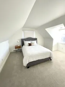 Stylish 3 BR house. Downtown Carbondale with fenced in yard. - Image 3
