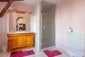 Spacious gîte with swimming pool - Ideal for groups 8 bedrooms - Image 3