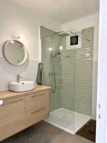 Beautiful and large 2 room apartment with sea view - Image 3