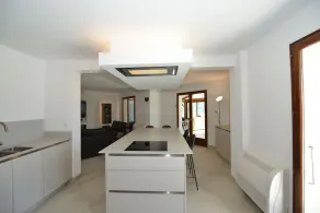 Villa med pool beliggende ved siden af Lac d'Annecy med udsigt over søen og bjergene - Image 5
