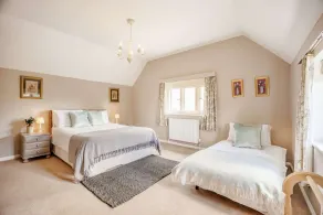Traditional Cotswold stone cottage sleeps 7 guests in 3 bedrooms - Little Mullions - Image 5