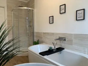Moderne-Maison-Salle de bain privée-Terrasse - Image 2