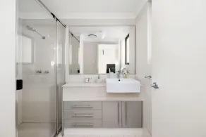 1 BRD Near Everything in Beckenham - Image 2