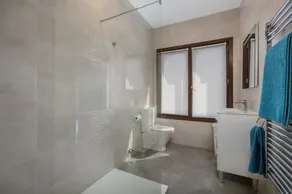 Stunning 5 bedroom, 4.5 bathroom Villa with private pool and garden. - Image 5