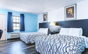 Blue Way Inn & Suites Wellington - Deluxe 2 Queen Bed Non Smoking - Image 2