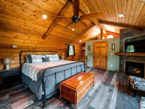Romantic Secluded Cabin w/ Hot Tub, Private Driftless Escape - Image 5