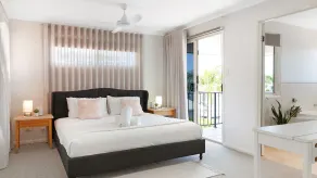 Luxury 4 bedroom waterfront holiday home on the Sunshine Coast - Image 2