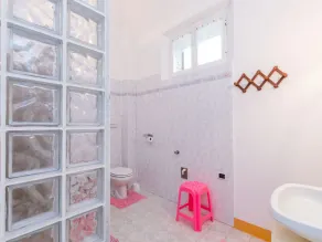 Beautiful private villa for 11 guests with WIFI, TV, balcony and pets allowed - Image 5