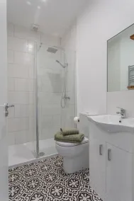 Eastside Belfast City Apartment - Image 3