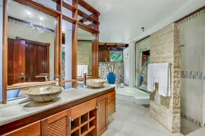 Punta Aguila 61: Lavish villa w/ full staff, resort pool, Jacuzzi & golf carts - Image 2