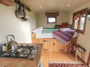 Honeysuckle Shepherd's Hut - Image 4