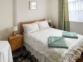 1 bedroom accommodation in Ventnor - Image 4