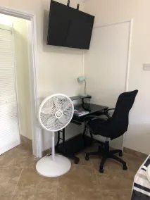 Cozy Apartment Rental Near Airport, Amenities and Bus Route - Image 5
