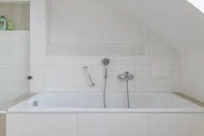 Rummelig lejlighed med balkon og elevator med udsigt over bjergene - Image 4