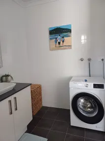 Cosy granny flat only 2 minute walk to beach with off street parking - Image 2