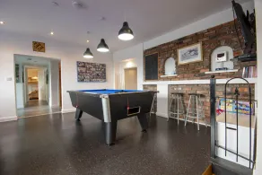 Large Holiday Let Suitable for Families, Groups. Sleeps up to TEN. Games room. - Image 2