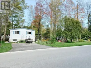 Bright and Spacious Point Clark Cottage across street from Lake Huron - Image 5