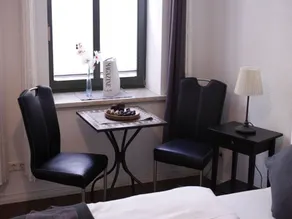 Apartment-Ensuite with Shower-Terrace near Bayerischer - Image 4