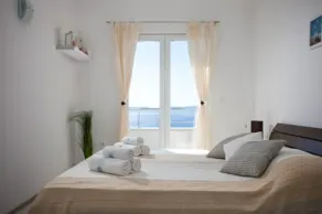 Modern vacation apartment with pool and sea view - Image 4