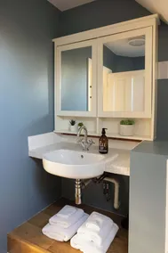 Spacious Coastal Family Home Sleeps 8 - Image 3