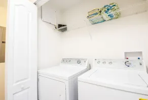 Contemporary 4 Bed 3 Bath Town Home With Upgrades, Private Pool i Close to Disney, Shopping - Image 3