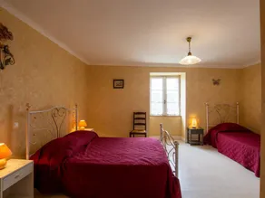 Isolated house with fireplace, pets allowed, near historical sites - Image 4
