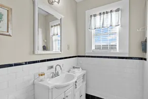 Classic Loft in Downtown Auburn, Alabama! LOCATION! - Image 3