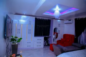 A Cosy 5 bedroom, 2 living-room 2 kitchen and 6 bathroom available for short let - Image 3