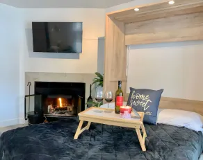 Luxurious condo in downtown Magog with wood fireplace and pool - Image 2