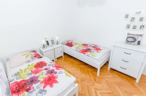 Holiday home with private pool, comfort and peace - Image 3