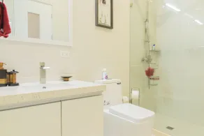 Everald's Affordable Luxury Apartment - Image 5