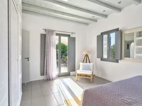 Villa de rêve de sel de mer sur la plage de Santa Maria, Naousa, Paros - Image 5