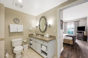 Komplet udsigt over søen og poolen!  2 Bed / 2bath 30 minutter til strimlen - Image 3