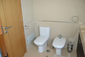 Moderne, spacieux situé au centre de trois maison, chambre avec grande piscine et jardin - Image 4