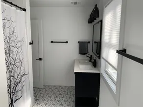 Southampton House Renovated with a heated pool and large outdoor space - Image 4