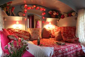 Beautifully restored authentic circus wagon - Image 2