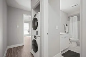 Stylish & Modern Unit  Prime Location & Comfort - Image 4