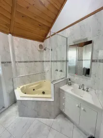 WiFi gratuit, Cinq chambres Queen, à 500m du surf, MiniGolf, 12 min. aux manchots - Image 3