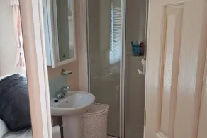2Bed-Cabin Sleeps 4 WiFi Free Parking Sea Views - Image 2