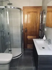 Moderne familienfreundliche Villa in einer natürlichen Waldumgebung - Image 2